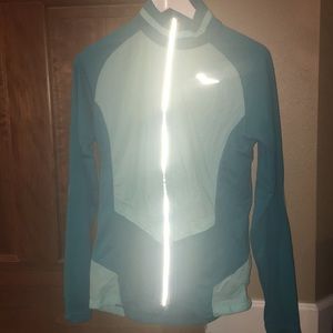 Saucony running jacket with back zipper